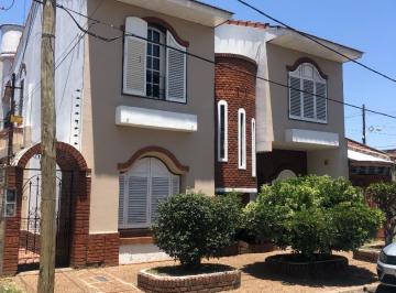 Casa · 182m² · 5 Ambientes · Casa 4 Dorm. Sobre Lote de 10 X 35,32