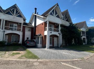 Casa · 160m² · 6 Ambientes · 4 Cocheras · Triplex 5 Ambientes en Barrio Cerrado Cerca de Todo