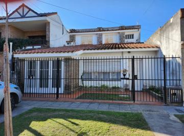 Casa · 181m² · 4 Ambientes · 1 Cochera · Venta Casa B. Belgrano.