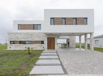 Casa · 181m² · 5 Ambientes · 2 Cocheras · Casa de 5 Ambientes con Pileta, a Estrenar, en El Rebenque. Canning - Presidente Perón.