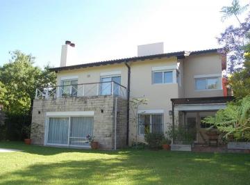 Casa de 5 ambientes, San Isidro · Excelente Casa Estilo Clasico de 12 Años de Antiguedad – Impecable