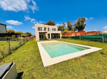 Casa · 180m² · 4 Ambientes · Casa con Pileta en Santa Elena, Pilar del Este