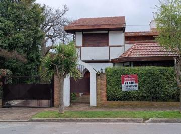 Casa · 280m² · 5 Ambientes · 1 Cochera · Importante Chalet de 5 Ambientes Emplazado en Dos Lotes en El Barrio Los Troncos