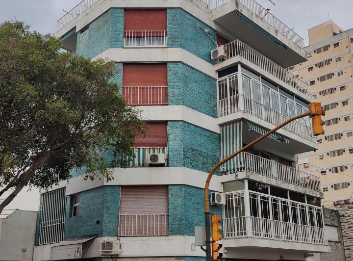 Departamento de 3 Ambientes en Tercer Piso con 2 Balcones Al Frente en Esquina