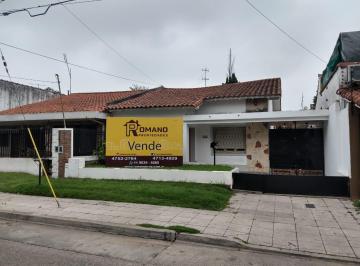 Casa de 3 ambientes, General San Martín · Chalet 3 Ambientes con Jardin, Cochera y Fondo Libre, Oportunidad!