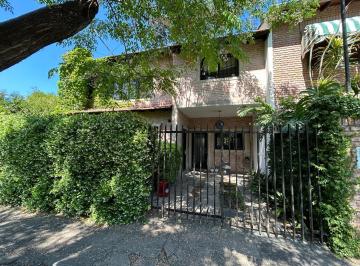 Casa · 210m² · 5 Ambientes · 1 Cochera · Venta Excelente Chalet en Barrio Ingles