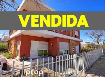 Casa · 326m² · 8 Ambientes · 1 Cochera · Gran Propiedad! 2 Plantas, 4 Habitaciones, Excelente Ubicación en Barrio Villa Dominador