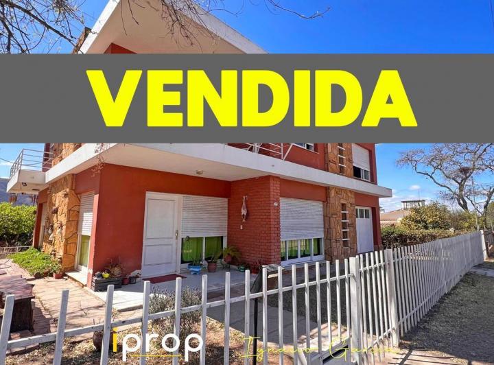 Casa · 326m² · 8 Ambientes · 1 Cochera