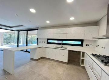 Casa · 317m² · 8 Ambientes · 2 Cocheras · Casa 4 Dorm. en Venta Barrio Cerrado Funes