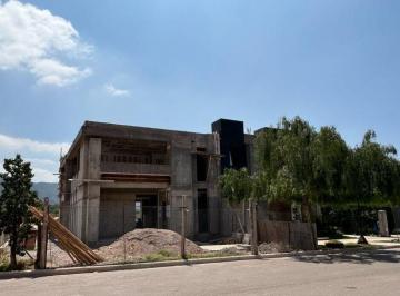 Casa · 240m² · 4 Ambientes · 2 Cocheras · Casa en Venta en Dalvian
