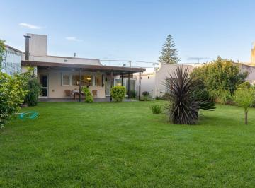 Casa · 260m² · 5 Ambientes · 1 Cochera · Retasada! Casa con Parque - Centro - Chascomus