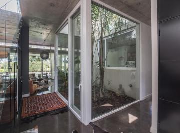 Casa · 215m² · 5 Ambientes · 2 Cocheras · Casa en Venta en Tipas 4 Dorm.