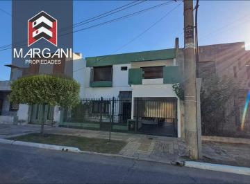Casa · 260m² · 5 Ambientes · 1 Cochera · Excelente Casa de 6amb C/ Cochera