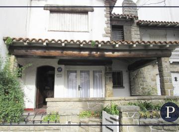 Casa · 220m² · 4 Ambientes · Venta Chalet