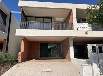 Casa · 170m² · 4 Ambientes · 2 Cocheras · Dúplex en Venta en La Luisita, 3 Dorm. con Pileta. Calidad Super Premium