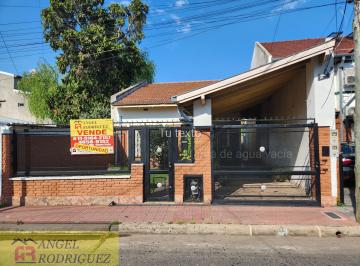 Casa en Venta de 2 ambientes Villa Sarmiento · Chalet 3 Amb, Fdo, Garage, Apto Credito Bancario/oportunidad