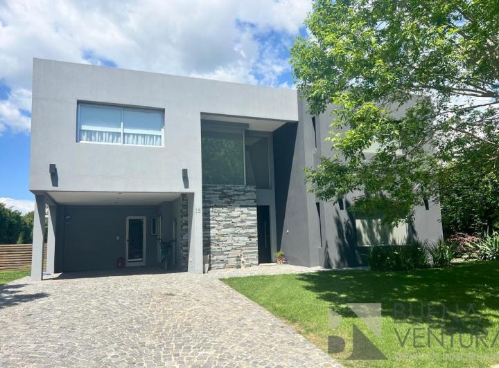 Casa · 260m² · 4 Dormitorios · 2 Cocheras