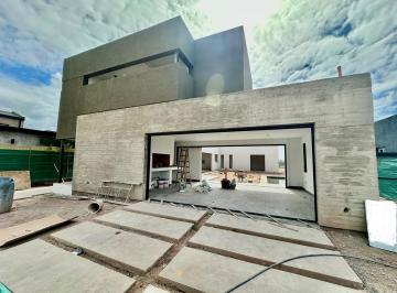Casa · 235m² · 5 Ambientes · 2 Cocheras · Casa de 4 Dorm. a Estrenar. con Pileta y Quincho!