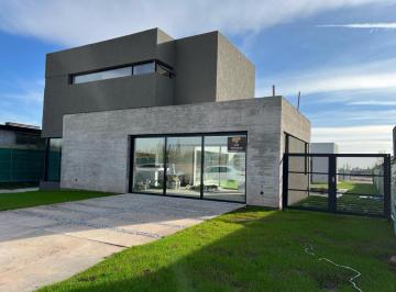 Casa · 235m² · 5 Ambientes · 2 Cocheras · Casa de 4 Dorm. a Estrenar. con Pileta y Quincho!