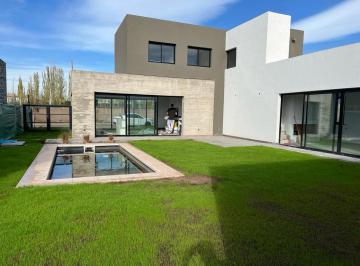 Casa · 235m² · 5 Ambientes · 2 Cocheras · Casa de 4 Dorm. a Estrenar. con Pileta y Quincho!
