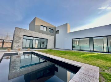 Casa · 235m² · 5 Ambientes · 2 Cocheras · Casa de 4 Dorm. a Estrenar. con Pileta y Quincho!