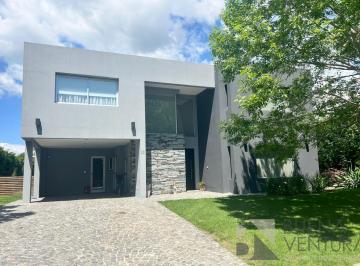 Casa · 260m² · 4 Dormitorios · 2 Cocheras · Venta Casa en Fincas de Iraola II