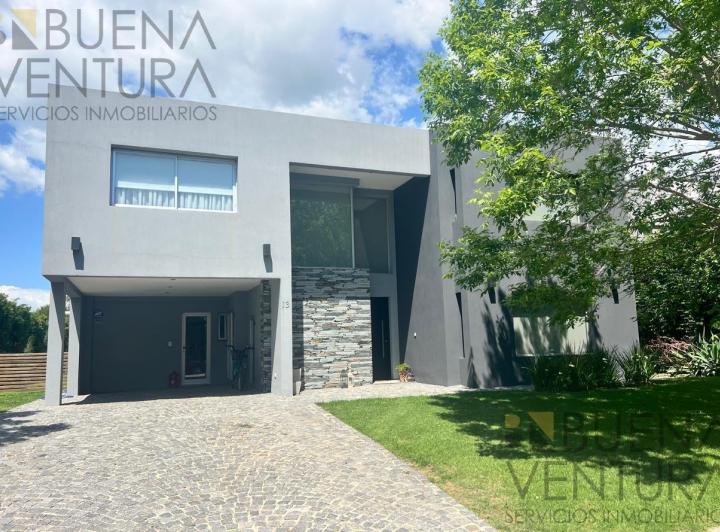 Casa · 260m² · 4 Dormitorios · 2 Cocheras