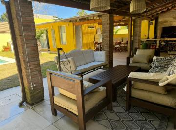 Casa · 200m² · 4 Ambientes · 1 Cochera · Casa en La Barra