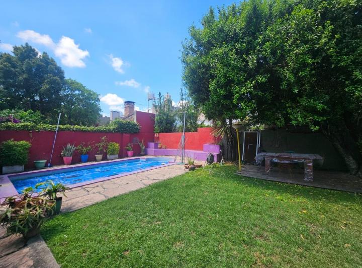 Casa · 324m² · 8 Ambientes · 1 Cochera