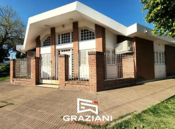 Casa · 244m² · 10 Ambientes · 2 Cocheras · Venta - Casa de 3 Dorm. - 3 Baños y Cochera. en Esquina. Hermosa