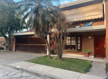 Casa · 210m² · 8 Ambientes · 2 Cocheras · Casa en Venta