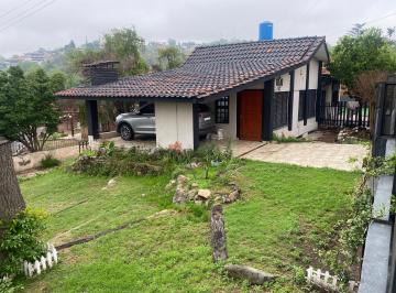 Casa de 5 ambientes, Villa Carlos Paz · Impecable Chalet Sobre Bv. Amplio y Luminoso con Gas Natural