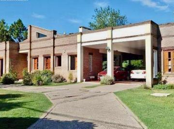 Casa · 311m² · 5 Ambientes · 4 Cocheras · Casa en Ibarlucea