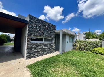 Casa · 80m² · 3 Ambientes · 2 Cocheras · Venta Casa en Acequias del Aire con Parrilla y Pileta. Cochera Techada Dos Autos