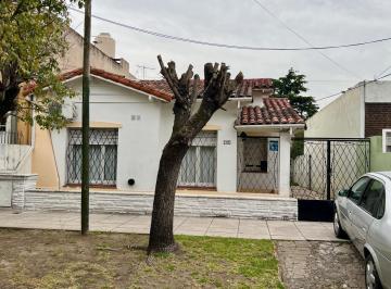 Casa · 109m² · 4 Ambientes · 2 Cocheras · Chalet de 4 Ambientes con Garage Pasante - Actualmente Alquilado