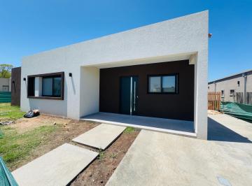 Casa · 130m² · 4 Ambientes · Casa en Santa Lucia, Pilar del Este