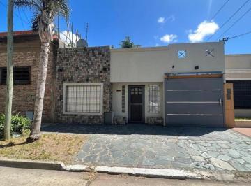 Casa · 100m² · 3 Ambientes · 1 Cochera · Casa en Venta de 3 Ambientes con Cochera en Quilmes Este.
