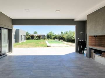 Casa · 1200m² · 6 Ambientes · 2 Cocheras · Casa en Puerto Roldan!