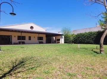 Casa · 317m² · 3 Ambientes · 4 Cocheras · Venta de Casa 3 Ambientes con Hangar en El Aero Country Club General Rodriguez
