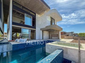 Casa · 550m² · 6 Ambientes · 2 Cocheras · Casa en Venta con 4 Suites, Amarra y Salida Al Río en El Yacht, Nordelta