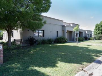 Casa · 226m² · 5 Ambientes · 2 Cocheras · Venta de Casa en Valdevez Sobre Lote de 932 m² Apto Credito