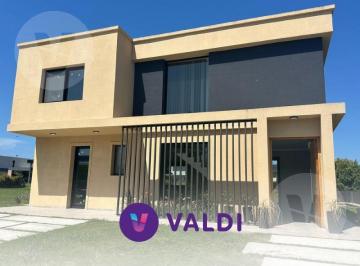 Casa · 207m² · 5 Ambientes · Casa en Venta con Renta - Barrio La Providencia, Canning
