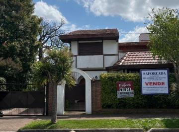 Casa · 304m² · 4 Ambientes · 6 Cocheras · Casa en Los Troncos Sobre Gran Lote de 17 X 32 - Oportunidad
