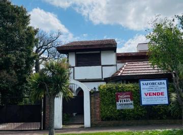 Casa · 304m² · 4 Ambientes · 6 Cocheras · Casa en Los Troncos Sobre Gran Lote de 17 X 32 - Oportunidad