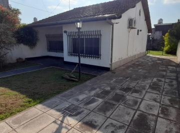 Campo · 88m² · 2 Dormitorios · 4 Cocheras · Hermoso Chalet en Venta - Ituzaingo Norte. Excelente Diseño