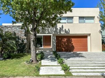 AGU-AGU-3937_2 · Venta de Casa 8 Ambientes en Barrio Santa María, Tigre
