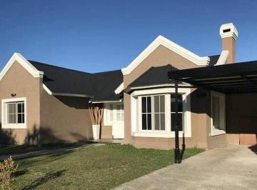 Casa · 103m² · 5 Ambientes · 2 Cocheras · Hermosa Casa en Campos de Echeverria!