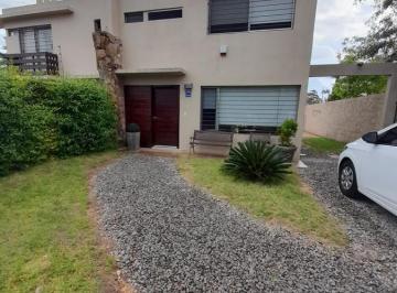 Casa · 200m² · 4 Ambientes · 1 Cochera · Venta de Casa en Uruguay Canelones