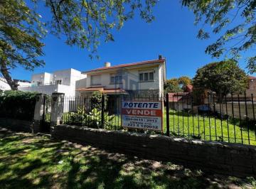 Casa · 250m² · 5 Ambientes · Chalet 4 Dorm.