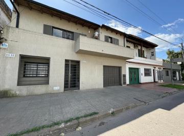 Casa · 335m² · 8 Ambientes · 1 Cochera · Venta en Block - Dos Casas